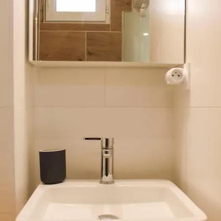 Charming Bright In * Clichy