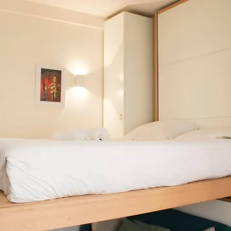 Charming Bright In * Clichy